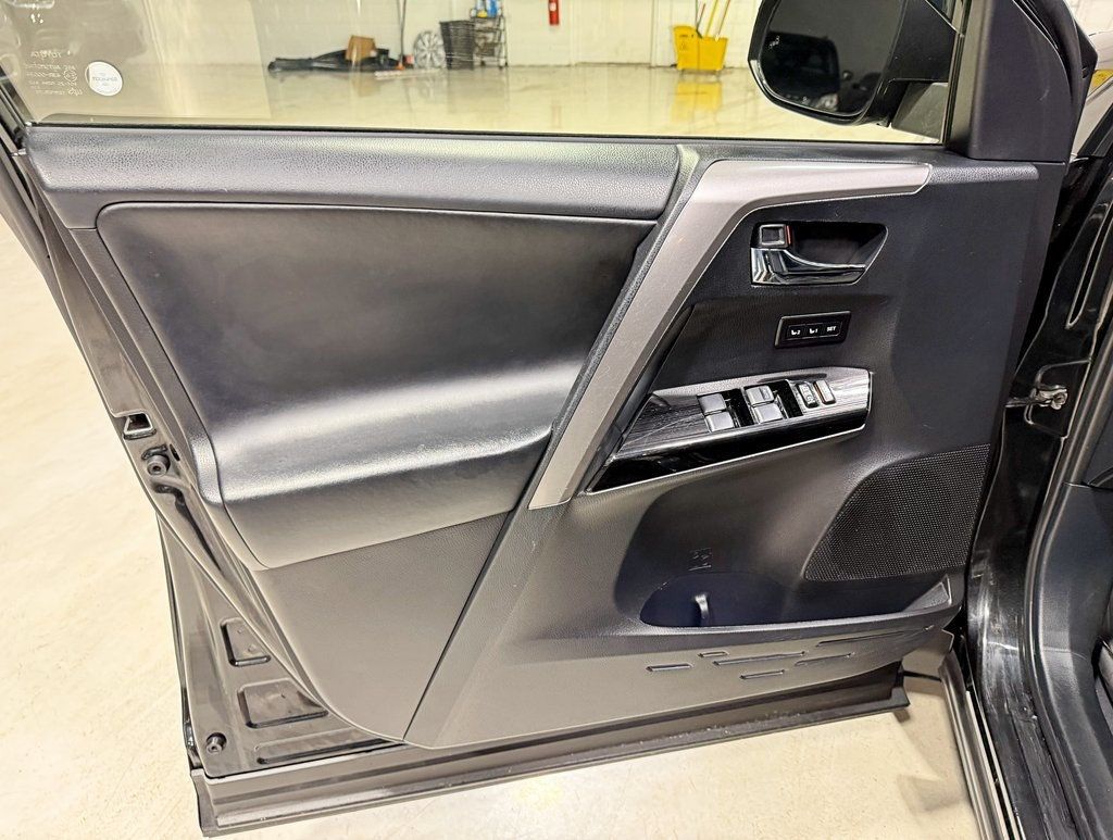 2017 Toyota RAV4 Hybrid Limited AWD - 22957442 - 31