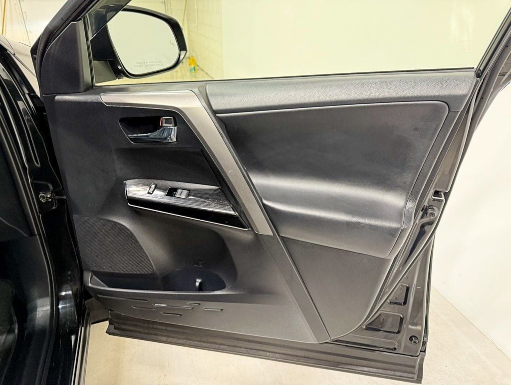 2017 Toyota RAV4 Hybrid Limited AWD - 22957442 - 42