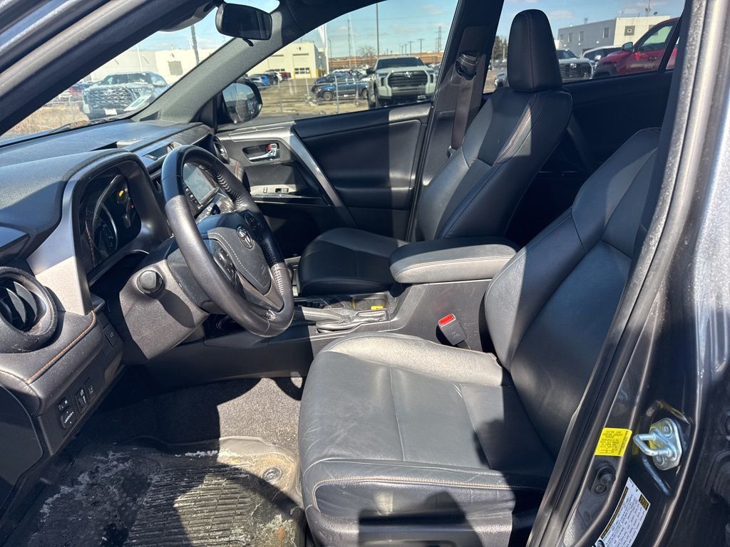 2017 Toyota RAV4 Hybrid SE AWD - 22999751 - 7