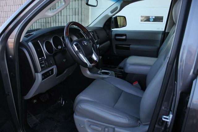 2017 Toyota Sequoia PLATINUM W/ NAVIGATION,DVD, MOONROOF, LEATHER - 22986068 - 26