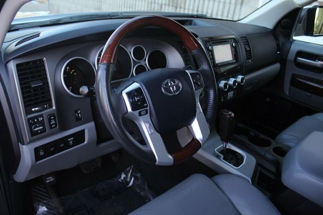 2017 Toyota Sequoia PLATINUM W/ NAVIGATION,DVD, MOONROOF, LEATHER - 22986068 - 27