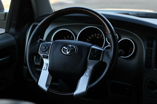 2017 Toyota Sequoia PLATINUM W/ NAVIGATION,DVD, MOONROOF, LEATHER - 22986068 - 32