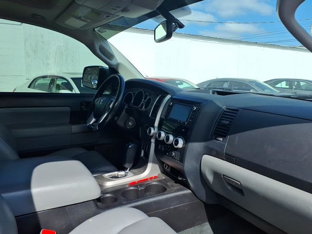 2017 Toyota Sequoia SR5 4WD FFV - 22989948 - 19