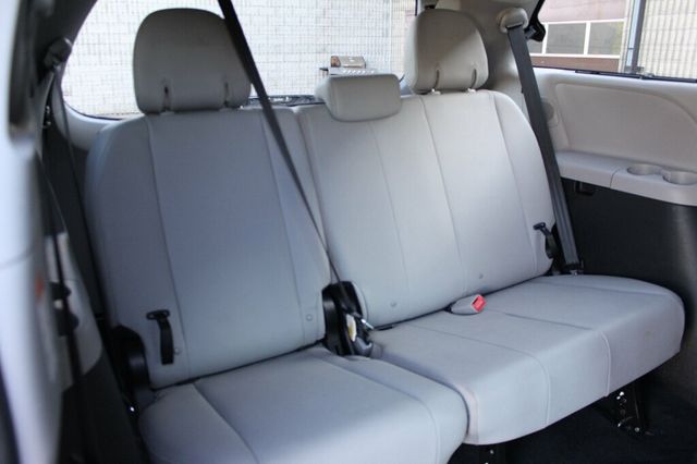 2017 Toyota Sienna AWD LIMITED ONE OWNER  - 23020948 - 10