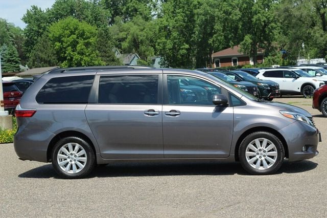 2017 Toyota Sienna AWD LIMITED ONE OWNER  - 23020948 - 1