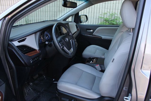 2017 Toyota Sienna AWD LIMITED ONE OWNER  - 23020948 - 22