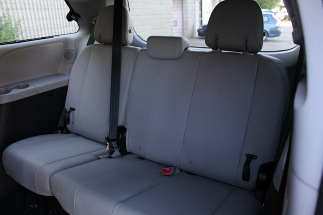 2017 Toyota Sienna AWD LIMITED ONE OWNER  - 23020948 - 26
