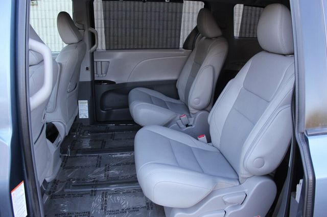 2017 Toyota Sienna AWD ONE OWNER XLE W/ LEATHER, MOONROOF - 23069606 - 26
