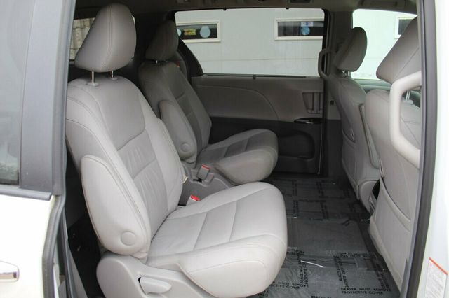 2017 Toyota Sienna AWD ONE OWNER XLE W/ NAVIGATION, MOONROOF, LEATHER - 22996274 - 9