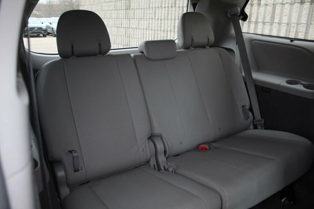 2017 Toyota Sienna AWD ONE OWNER XLE W/ NAVIGATION, MOONROOF, LEATHER - 22996274 - 11