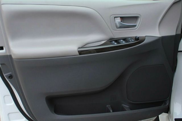 2017 Toyota Sienna AWD ONE OWNER XLE W/ NAVIGATION, MOONROOF, LEATHER - 22996274 - 19