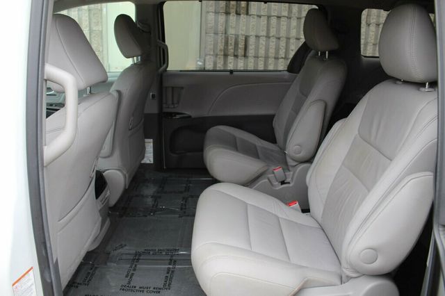 2017 Toyota Sienna AWD ONE OWNER XLE W/ NAVIGATION, MOONROOF, LEATHER - 22996274 - 26