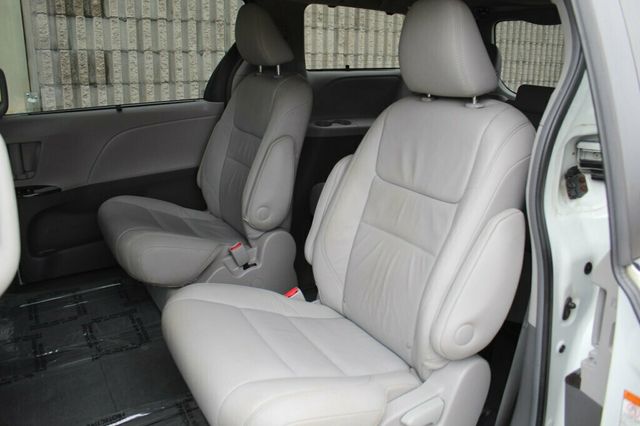 2017 Toyota Sienna AWD ONE OWNER XLE W/ NAVIGATION, MOONROOF, LEATHER - 22996274 - 28