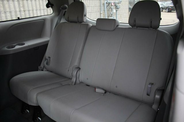 2017 Toyota Sienna AWD ONE OWNER XLE W/ NAVIGATION, MOONROOF, LEATHER - 22996274 - 29