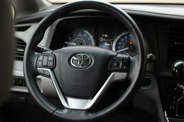 2017 Toyota Sienna AWD ONE OWNER XLE W/ NAVIGATION, MOONROOF, LEATHER - 22996274 - 30