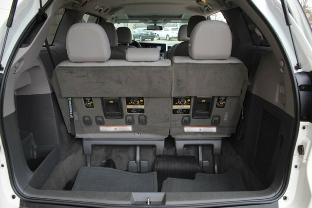 2017 Toyota Sienna AWD ONE OWNER XLE W/ NAVIGATION, MOONROOF, LEATHER - 22996274 - 34