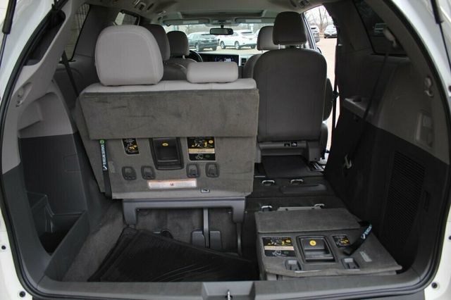 2017 Toyota Sienna AWD ONE OWNER XLE W/ NAVIGATION, MOONROOF, LEATHER - 22996274 - 35