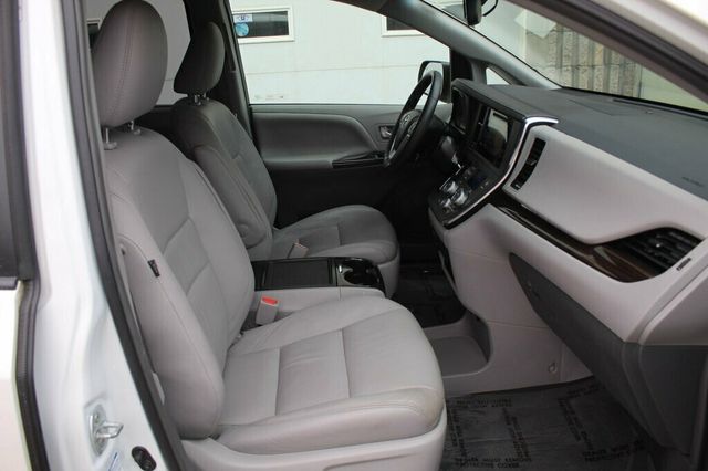 2017 Toyota Sienna AWD ONE OWNER XLE W/ NAVIGATION, MOONROOF, LEATHER - 22996274 - 6