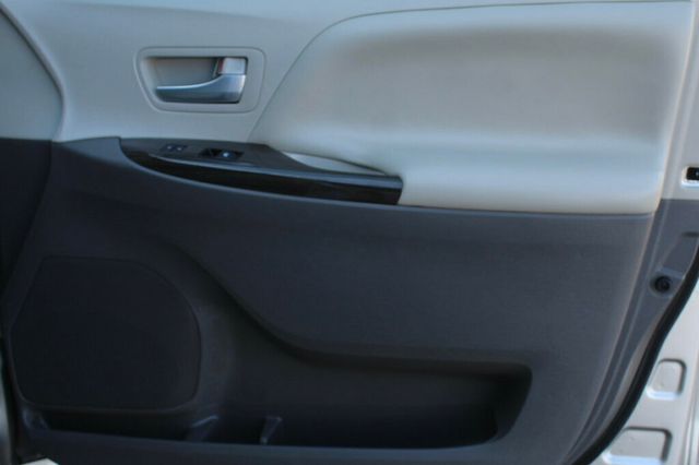 2017 Toyota Sienna AWD XLE PREMIUM DVD PLAYER, ENTERTAINMENT SYSTEM  - 22999617 - 5