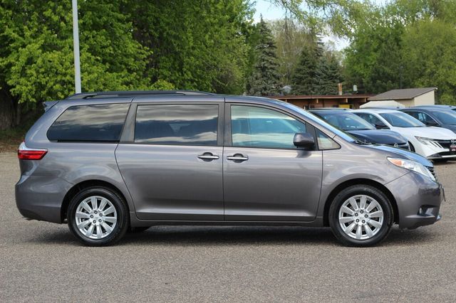 2017 Toyota Sienna AWD XLE PREMIUM W/ NAVIGATION, REAR DVD, MOONROOF - 23016518 - 1