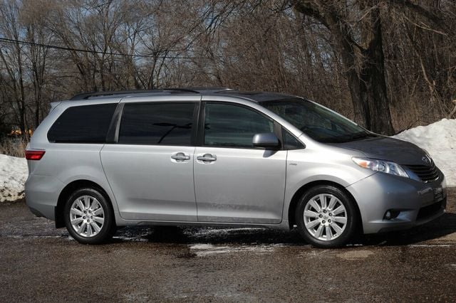 2017 Toyota Sienna AWD XLE PREMIUM W/ REAR DVD, NAVIGATION, LEATHER - 22991207 - 0