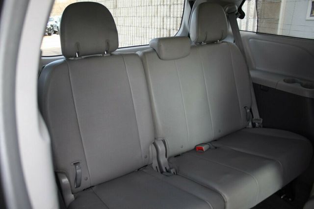 2017 Toyota Sienna AWD XLE PREMIUM W/ REAR DVD, NAVIGATION, LEATHER - 22991207 - 12