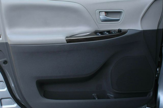 2017 Toyota Sienna AWD XLE PREMIUM W/ REAR DVD, NAVIGATION, LEATHER - 22991207 - 20