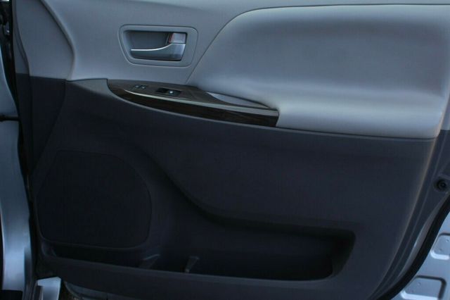 2017 Toyota Sienna AWD XLE PREMIUM W/ REAR DVD, NAVIGATION, LEATHER - 22991207 - 5