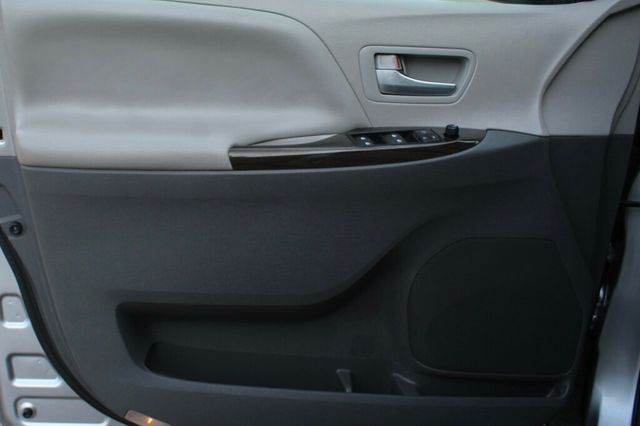 2017 Toyota Sienna AWD XLE PREMIUM W/ REAR DVD, NAVIGATION, LEATHER MOONROOF - 22985529 - 20