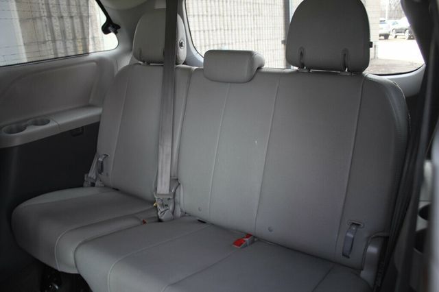 2017 Toyota Sienna AWD XLE PREMIUM W/ REAR DVD, NAVIGATION, LEATHER MOONROOF - 22985529 - 29