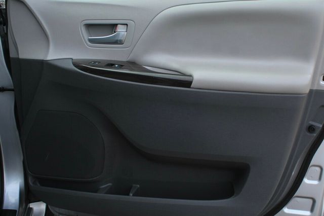 2017 Toyota Sienna AWD XLE PREMIUM W/ REAR DVD, NAVIGATION, LEATHER MOONROOF - 22985529 - 5