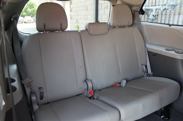 2017 Toyota Sienna AWD XLE W/ NAVIGATION, LEATHER, MOONROOF - 23040280 - 11