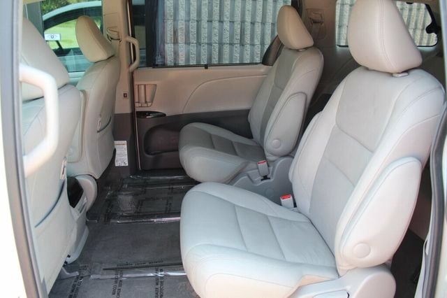 2017 Toyota Sienna AWD XLE W/ NAVIGATION, LEATHER, MOONROOF - 23040280 - 26