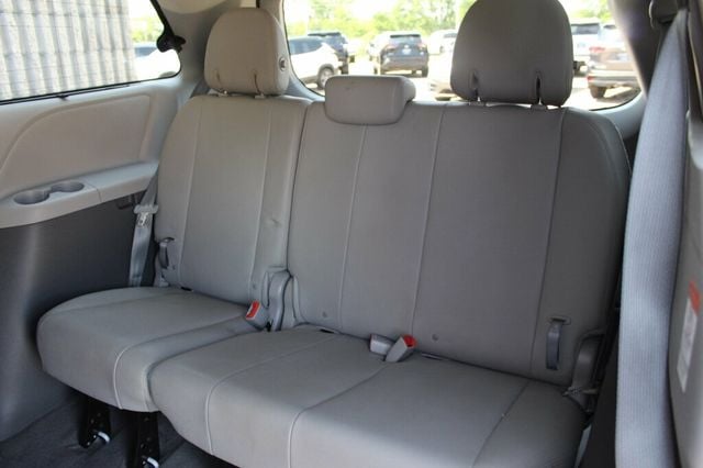 2017 Toyota Sienna AWD XLE W/ NAVIGATION, LEATHER, MOONROOF - 23040280 - 28
