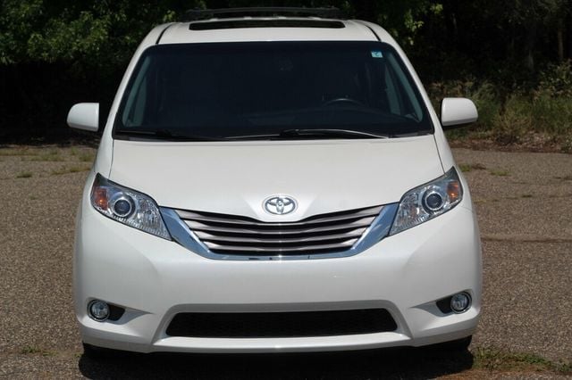 2017 Toyota Sienna AWD XLE W/ NAVIGATION, LEATHER, MOONROOF - 23040280 - 3