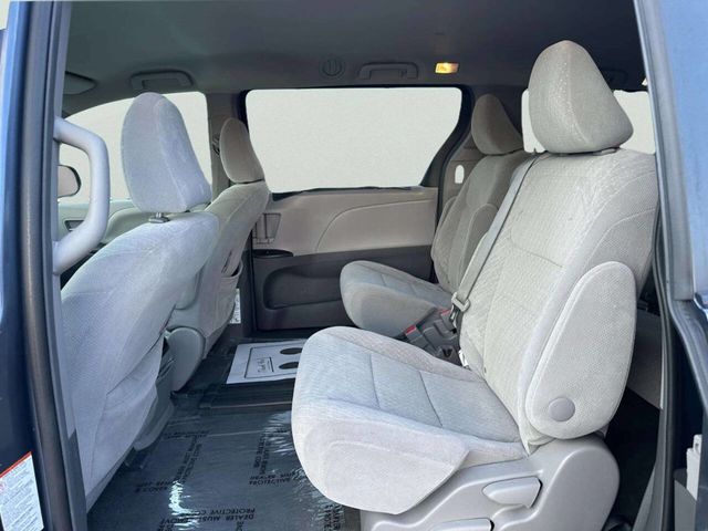 2017 Toyota Sienna LE Automatic Access Seat FWD 7-Passenger - 23043551 - 10