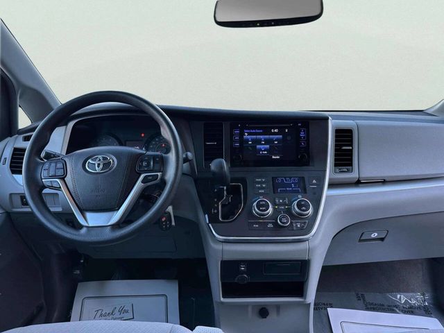 2017 Toyota Sienna LE Automatic Access Seat FWD 7-Passenger - 23043551 - 18