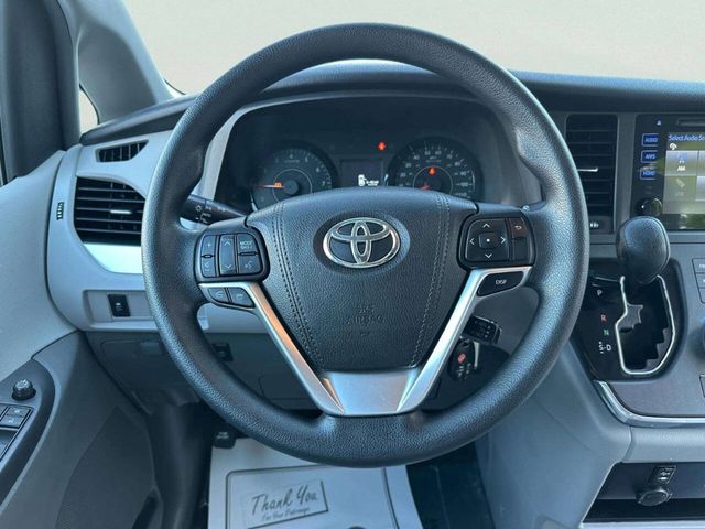 2017 Toyota Sienna LE Automatic Access Seat FWD 7-Passenger - 23043551 - 20