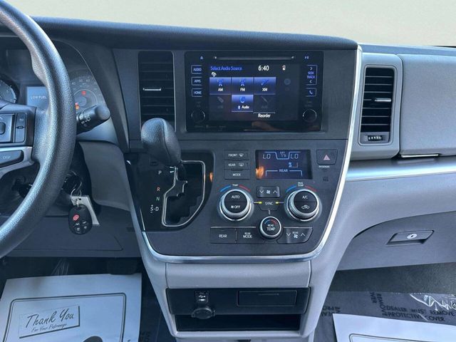 2017 Toyota Sienna LE Automatic Access Seat FWD 7-Passenger - 23043551 - 21
