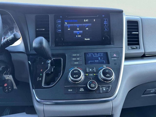 2017 Toyota Sienna LE Automatic Access Seat FWD 7-Passenger - 23043551 - 25