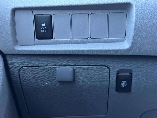 2017 Toyota Sienna LE Automatic Access Seat FWD 7-Passenger - 23043551 - 28