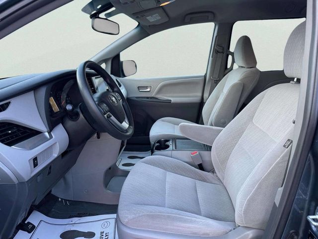 2017 Toyota Sienna LE Automatic Access Seat FWD 7-Passenger - 23043551 - 8