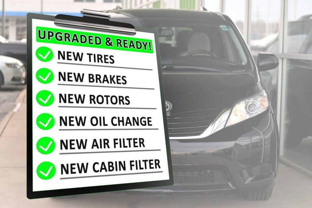 2017 Toyota Sienna LE photo 2