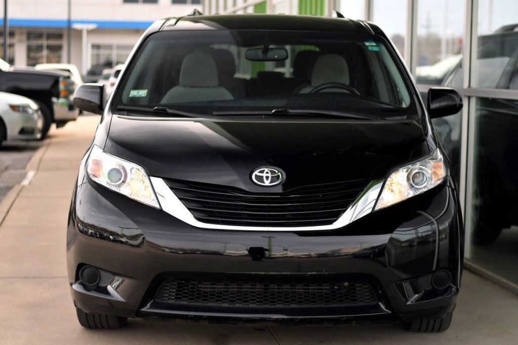 2017 Toyota Sienna LE photo 3