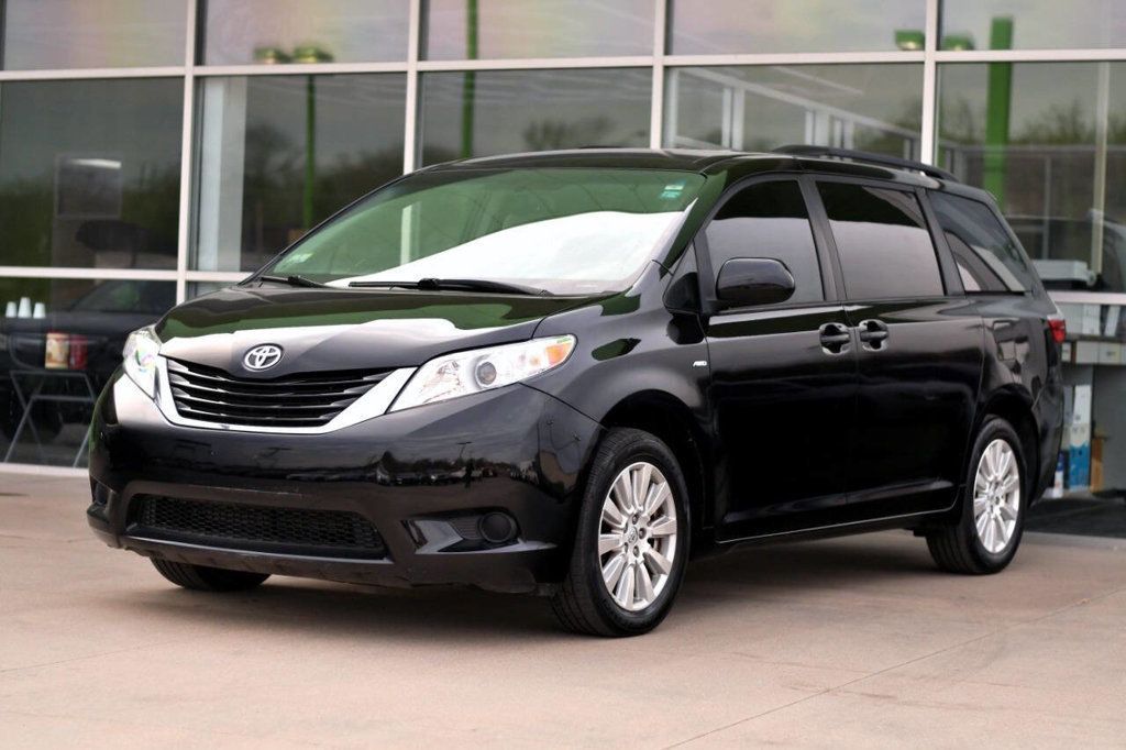 2017 Toyota Sienna LE photo 4