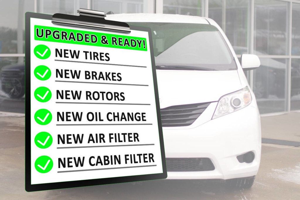 2017 Toyota Sienna LE photo 2
