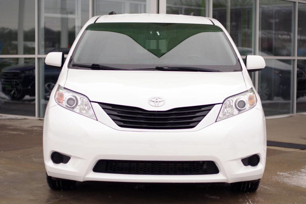 2017 Toyota Sienna LE photo 3