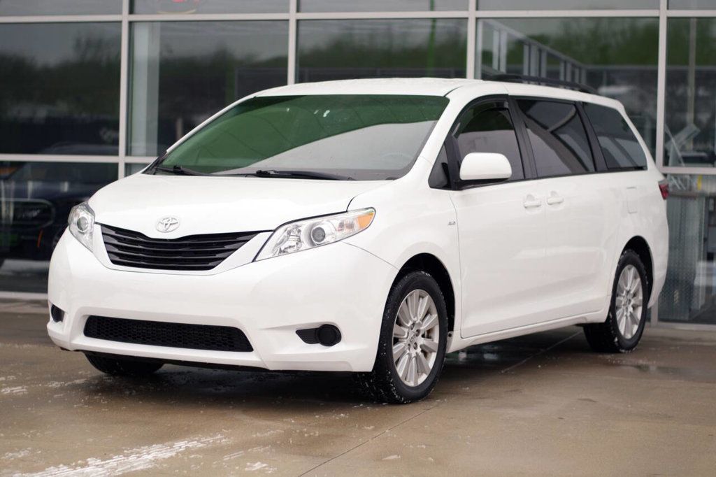 2017 Toyota Sienna LE photo 4