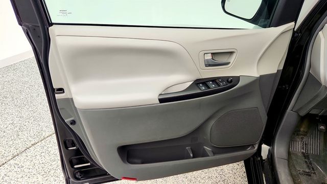 2017 Toyota Sienna LE AWD 7-Seater - 23005668 - 9