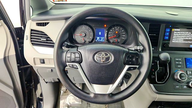2017 Toyota Sienna LE AWD 7-Seater - 23005668 - 12